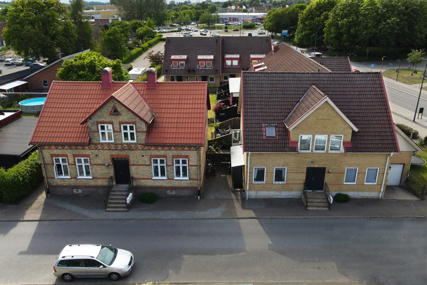 Gula och röda hus med grönskande gårdar i ett bostadskvarter